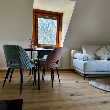 アパート Charmante Dachwohnung Mit Kamin&schlossblick *