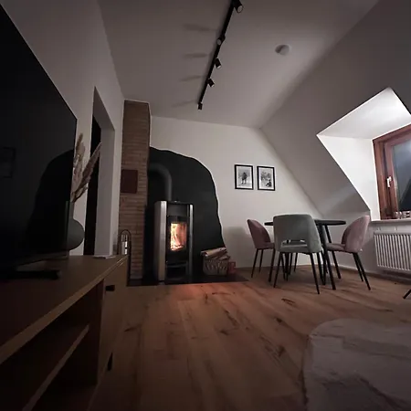 Charmante Dachwohnung Mit Kamin&schlossblick شقة Silz