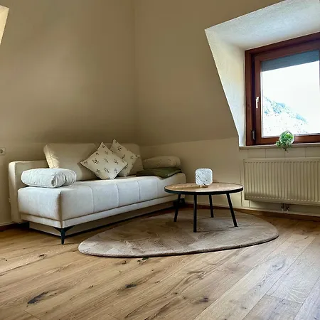 Charmante Dachwohnung Mit Kamin&schlossblick *