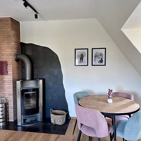 Charmante Dachwohnung Mit Kamin&schlossblick شقة